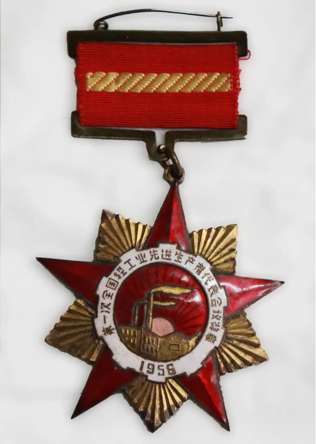 岁末走访全国劳模送温情，广药集团这次慰问很暖心！—— 白云山1277星际电子游戏为全国劳动圭表、1277星际电子游戏优良工人代表陈雨池奉上新春祝福