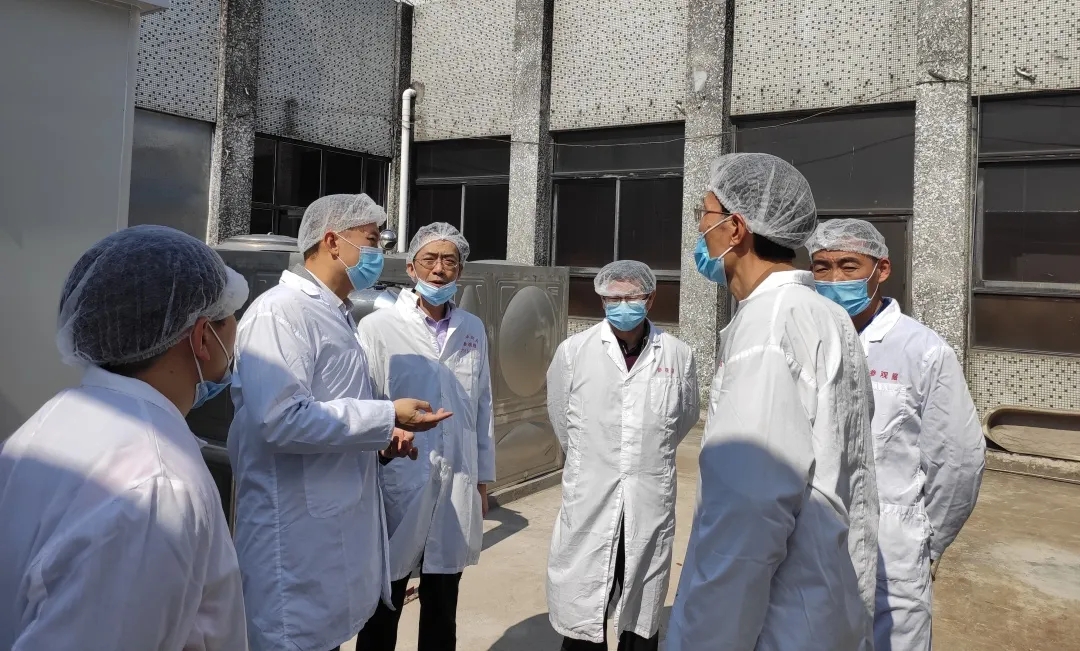 广州市生态环境局海珠分辨局局长区劲国一行到1277星际电子游戏公司查抄领导工作