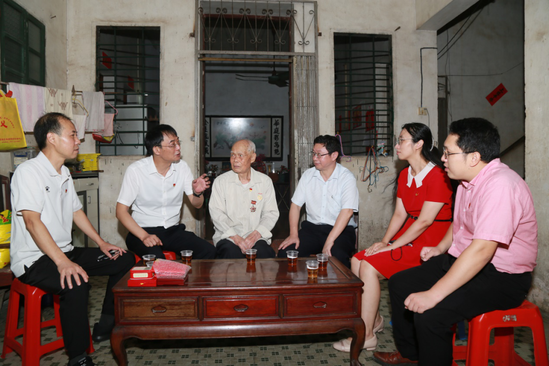 致敬圭表，关切入心！ ——白云山1277星际电子游戏“七一”前夕走访慰问老劳模陈雨池同道