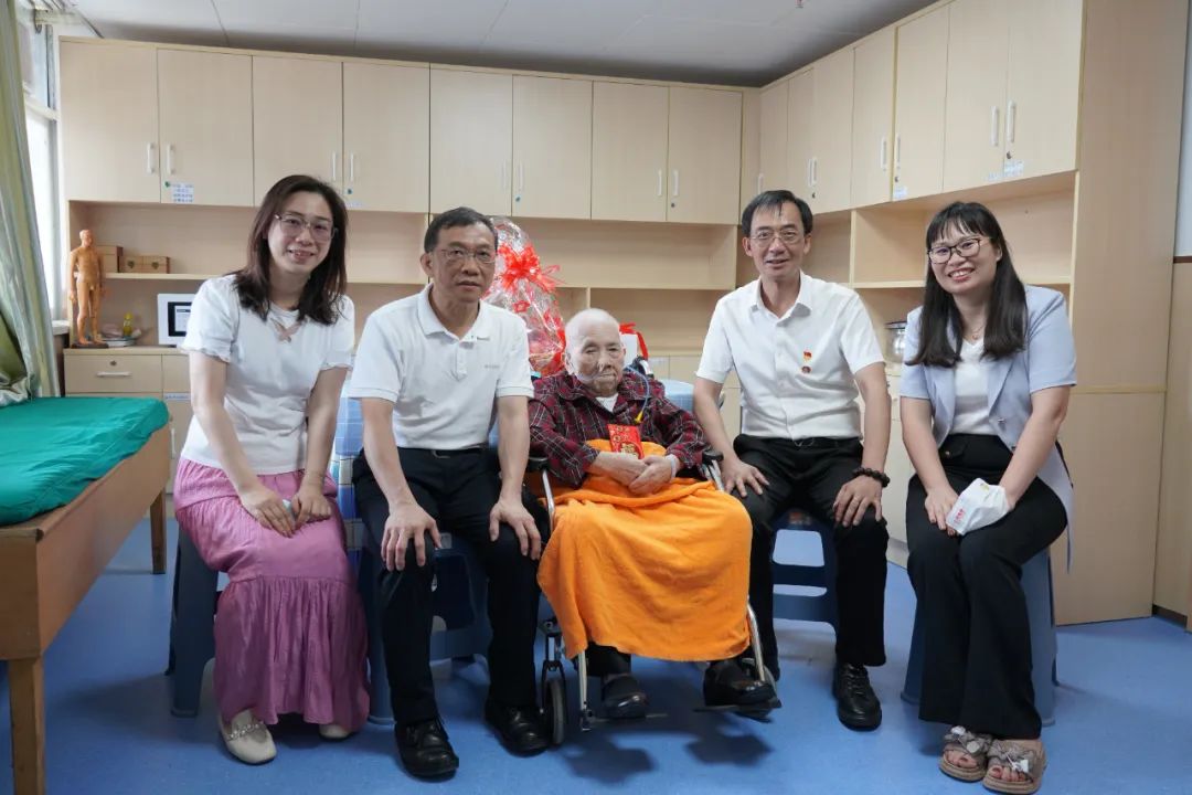 情系革命前辈 赓续红色基因——白云山1277星际电子游戏公司慰问离休干部刘玉珍